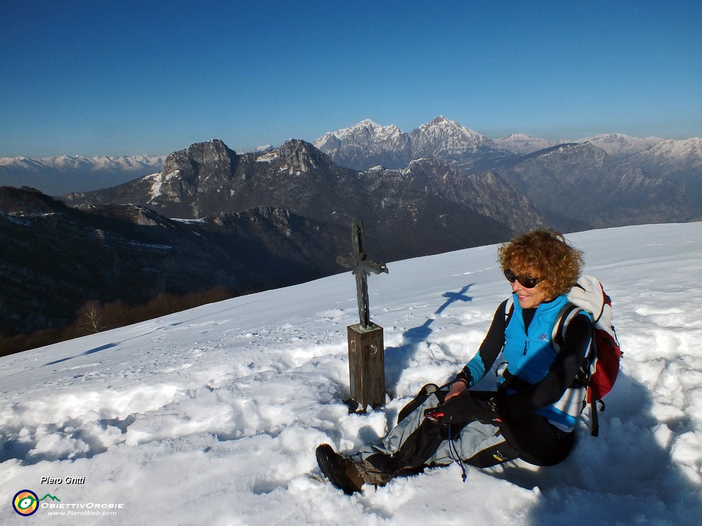 73 Alla bella crocetta di vetta del Monte Rai (1260 m).JPG